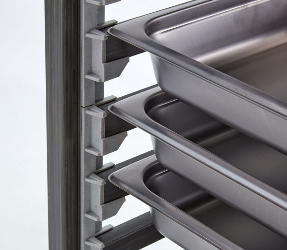 Wózek CAMBRO Camshelving® do transportu pojemników 9 × GN 1/1 UGNPR11H9480